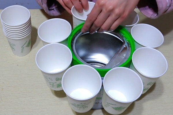 奶粉罐周围粘几个一次性纸杯，没想到有这个妙用，真是高手在民间