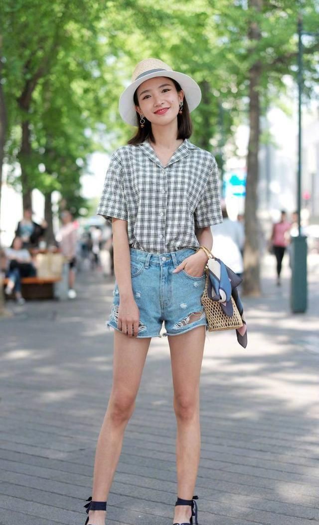 小姐姐|街拍小姐姐牛仔短裤搭配一件格子款的T恤,很有少女范