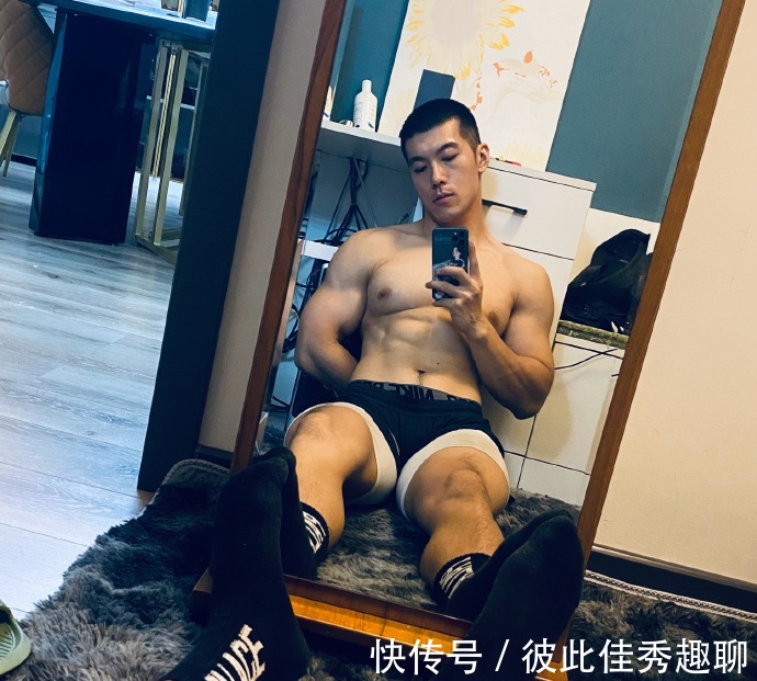 健身|爱健身的90后,胸肌发达麒麟臂健壮,在健身房常丢衣服!