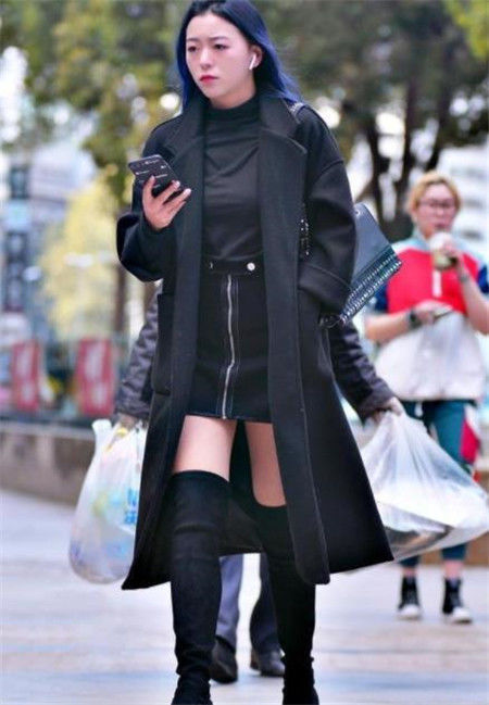 街拍:短发美女体恤配牛仔短裤,秀出健美双腿,阳光靓丽充满活力