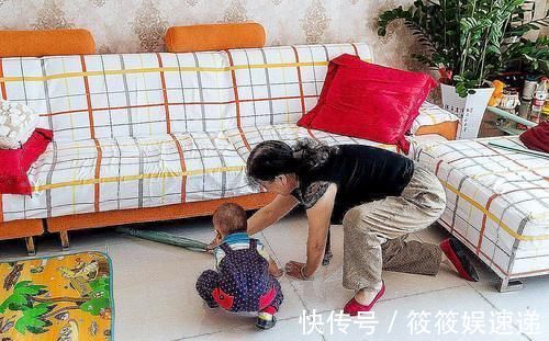 育儿观|爸爸带娃偷偷来看爷爷,看到爷爷的表情后,可以说真的是很宠溺了