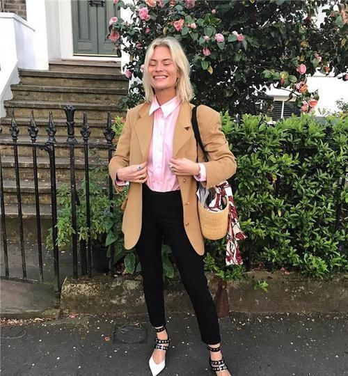 别背双肩包了吧!今年流行“托特包”,容量大不说,还耐脏又方便