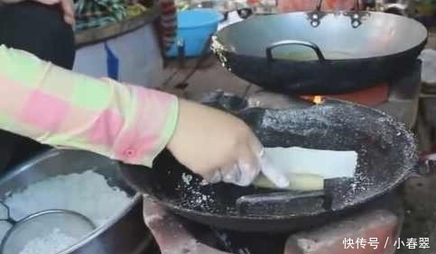 农村|农村大姐烙饼不和面,把“面粉”洒在锅里,20秒后顾客看蒙了