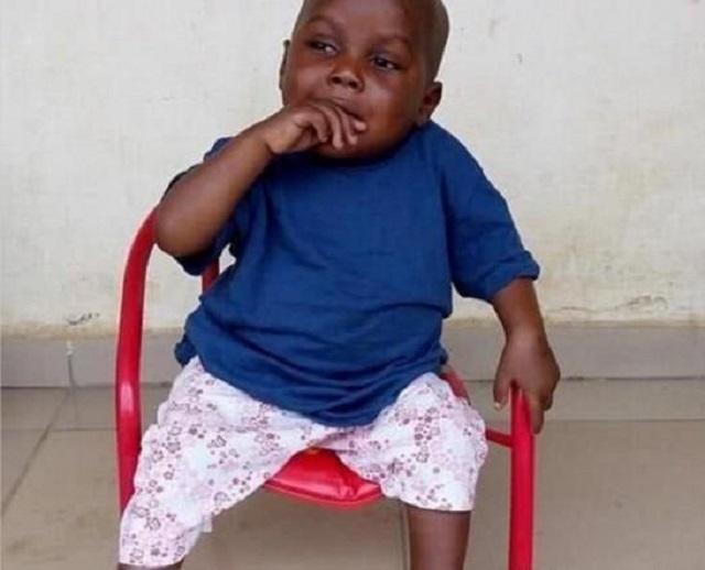 非洲|还记得6年前,在路边讨水喝的非洲小男孩吗?被收养后现状如何?