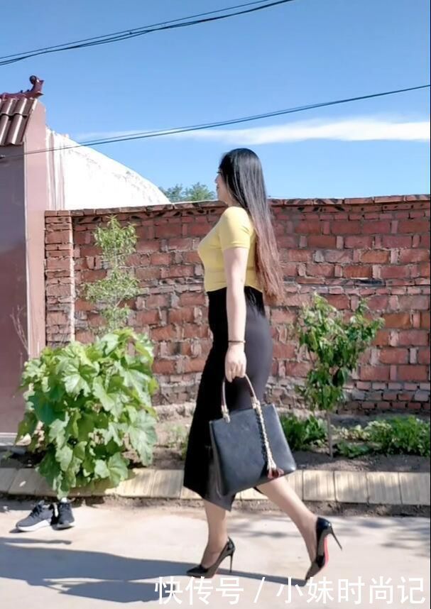 细节决定成败,微胖妹子穿搭紧凑,这种紧绷感看着太勒