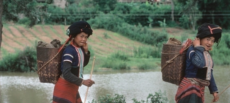 那个年代$70年代罕见的老照片:胸前佩戴大红花是荣耀的象征,老师在课堂教授古诗