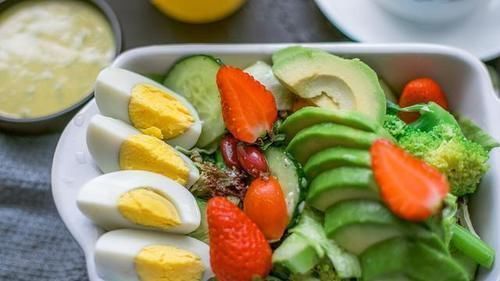 过度肥胖|致减肥人士:吃晚餐时记住“4句话”,体重或能慢慢往下降