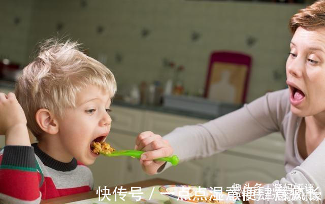 宝妈|追着给孩子喂饭，不是爱而是懒，更是在害孩子，宝爸宝妈该清醒了