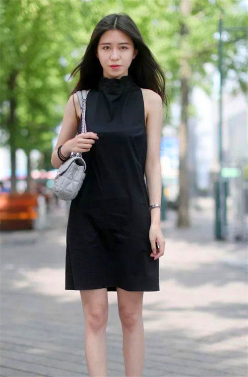 街拍小姐姐靓丽的穿搭,休闲时尚,长相精致甜美可人