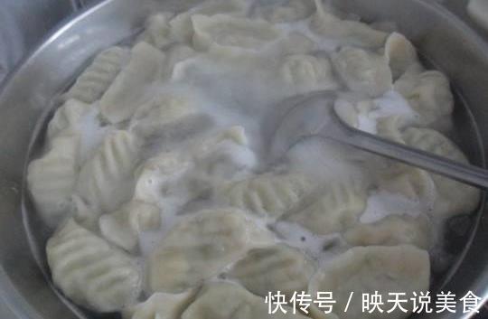 煮饺子要等水开再下锅吗掌握这几点,煮出的饺子不破皮,更劲道