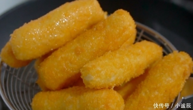 我家土豆从来不炒着吃,简单一做变成小零食,香甜酥脆,全家爱吃