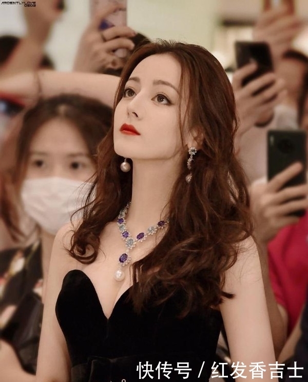 女人涂口红时,这3个“坏习惯”不改,口红再贵还是会掉色沾杯