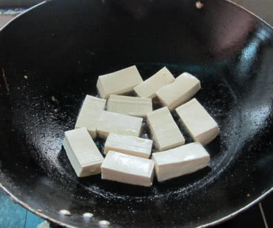 不碎|煎豆腐不要只放油,多加这样“东西”,豆腐不碎不粘锅