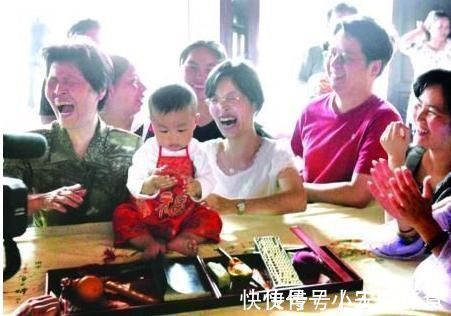 米其林|女娃周岁宴上抓周,一把抓住''这东西'',奶奶变脸,妈妈捂脸没眼看