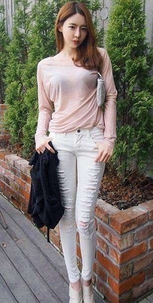 紧身裤搭高跟鞋,美女出门逛街旅游少不了,时髦个性显腿长