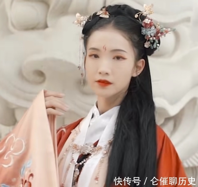 汉服四季差距有多大?草长莺飞春,骄阳似火夏,看到最后秒下单!