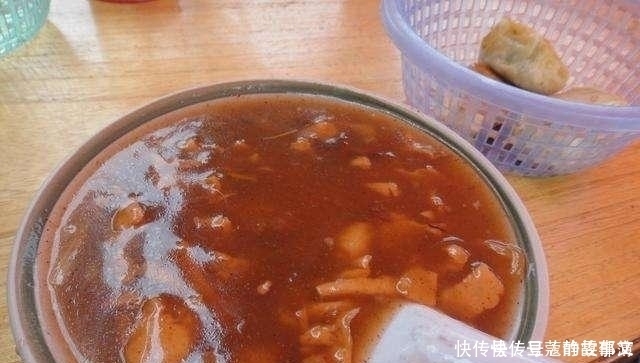 这脏兮兮的食物,是国内知名小吃,外地人吃不惯,本地人离不开!