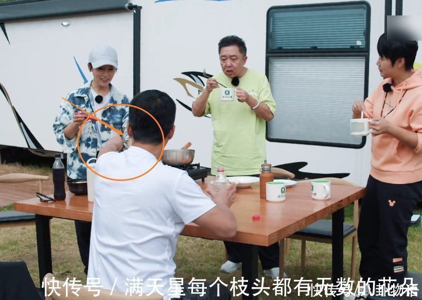 筷子|谢楠吃面没有筷子,谁注意吴京做出的举动?这波操作我只能说服了