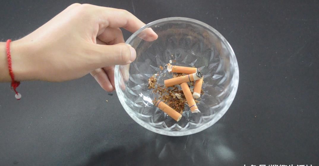洗衣粉|烟头加洗衣粉用水泡一下, 没想到还有这个作用, 看完你会感谢我的