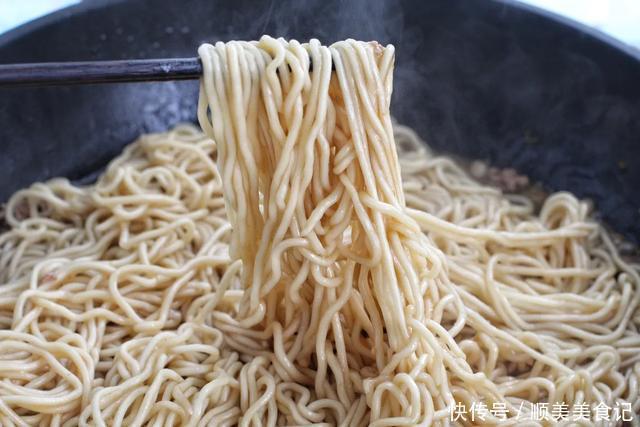 面条|茄子和面条才是绝配,饭菜一锅出,爽滑筋道又入味,不吃撑不罢休