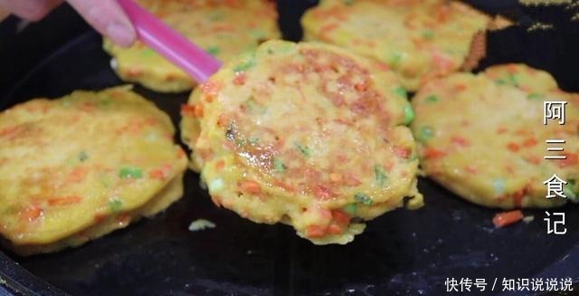 玉米面里打2个鸡蛋，比吃肉还香，我家每次做一大盘，上桌就扫光