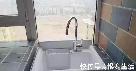 阳台|老婆在阳台腾出一平米,做了个砖砌洗衣房,实用又美观