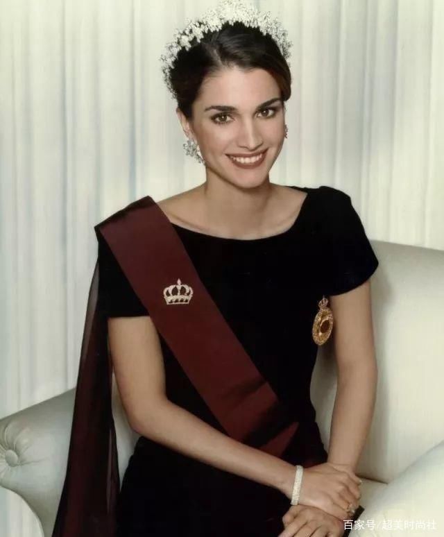 跟着约旦王后买包入股不亏？她喜爱的酒红色手袋，推荐40+女性买
