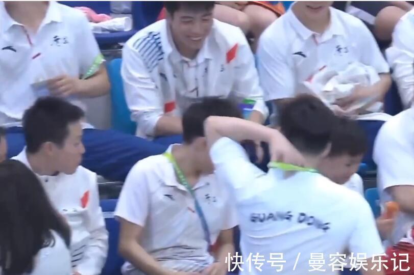 樊振东|狠咬一大口!师姐抢吃全红婵火腿肠,红姐一脸懵,转向樊振东抱怨