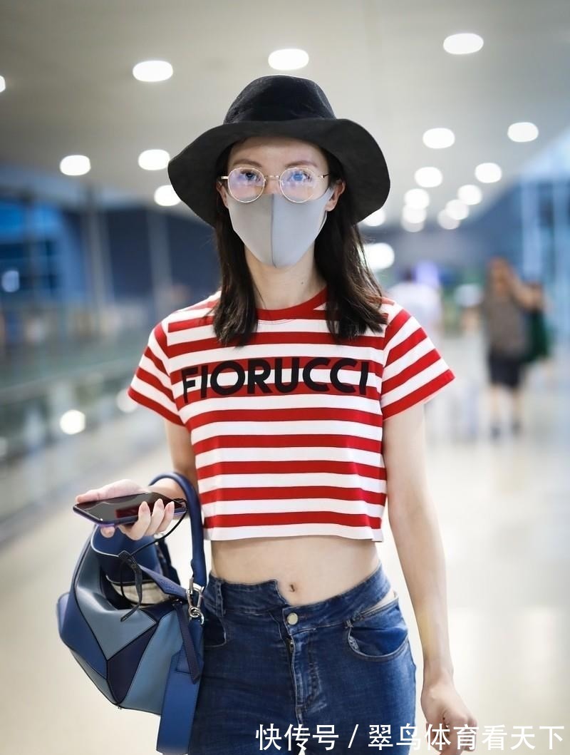 细长腿 短发的马伊琍也不乏女人味,穿条纹衫+短裤走机场,细长腿真加分!