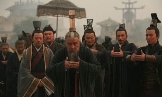 公鸡|秦王要吃公鸡下的蛋，诸大臣束手无策，却被7岁小神童1句话解决！