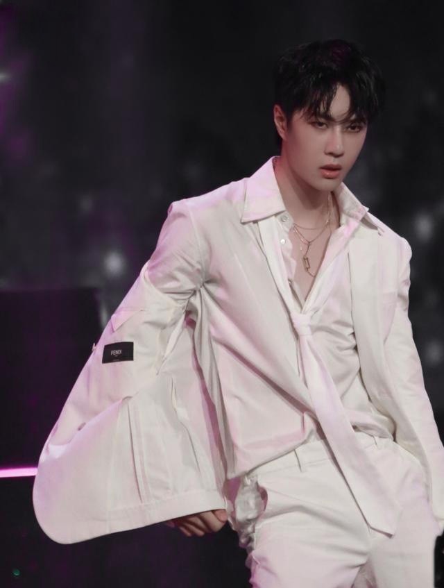 这就是街舞3|王一博跳舞也可以很柔美,舞蹈《散落的华服》,就是最好的证明