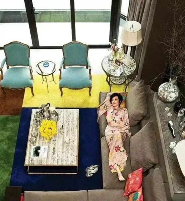 刘嘉玲的豪宅当中,有很多价值不菲的艺术品,就像一个艺术馆一般