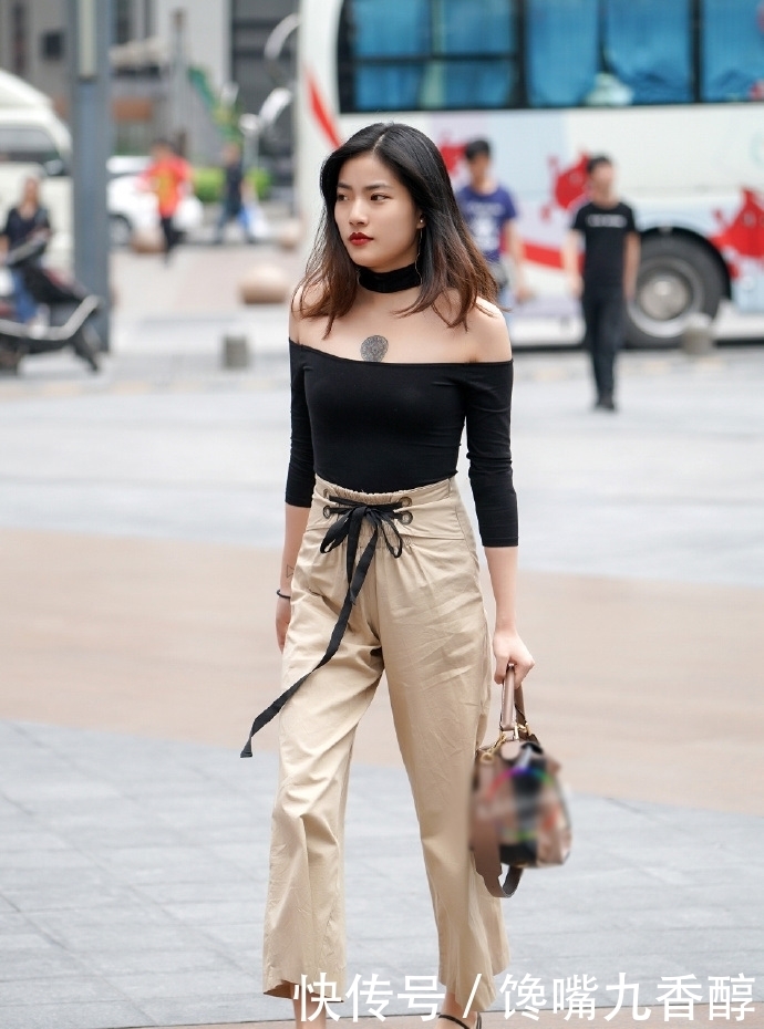 眼球|小姐姐胸口纹纹身,穿一字肩成功将人的眼球吸引到胸前!