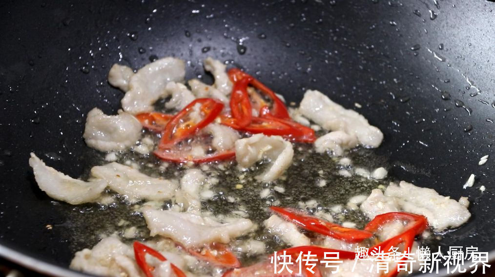 开胃|四季豆别只会清炒着吃，试试加点猪肉和辣椒一起炒，开胃又下饭