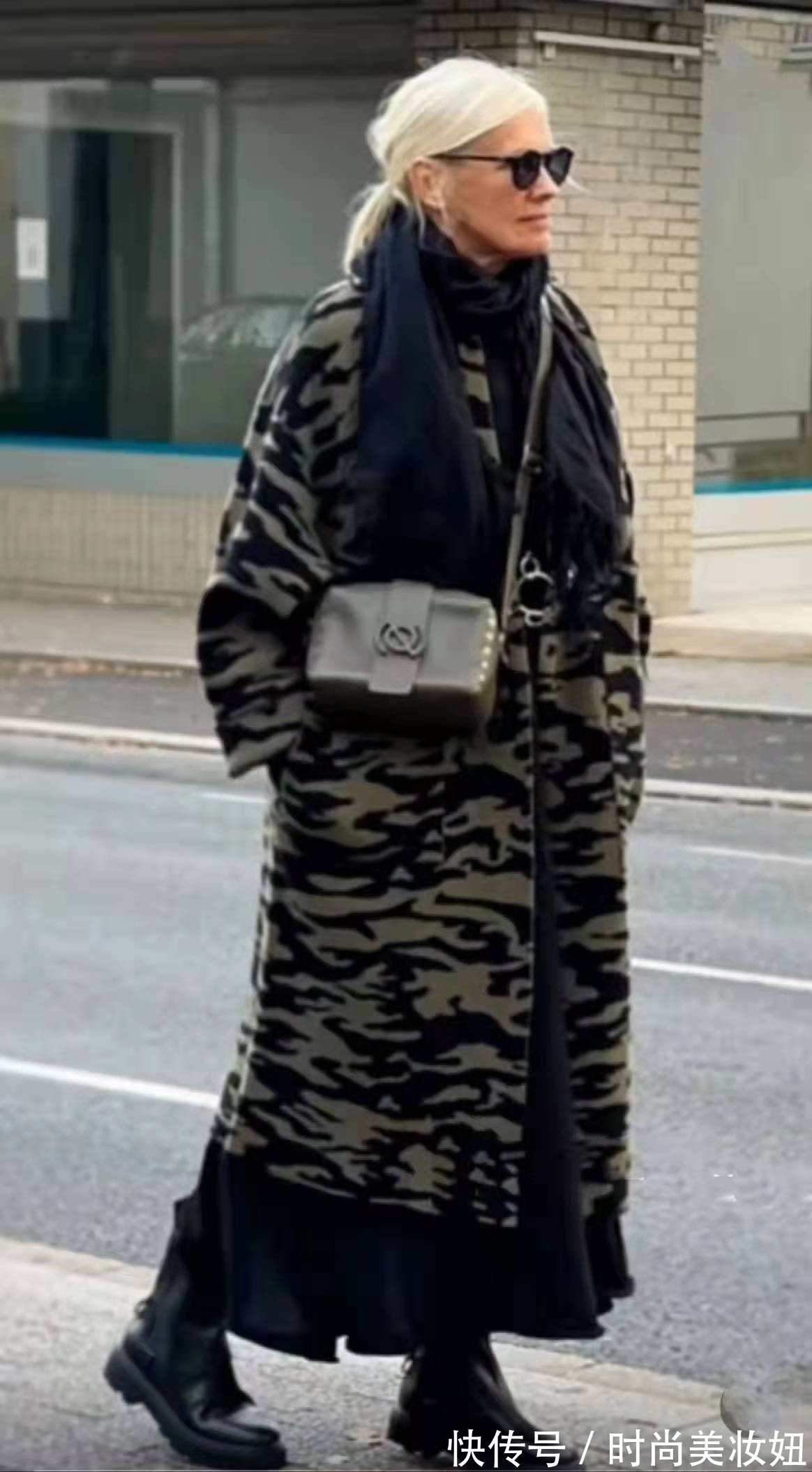 这位60岁老人太会穿了,简约大气又洋气,靠穿搭年轻了10岁