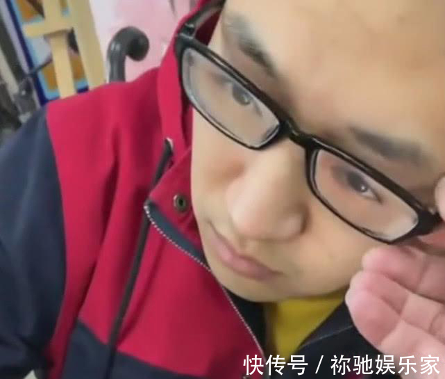 外出学!美术生为了上课睡觉,在眼镜片上画一双“眼睛”,老师差点被骗