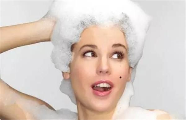 小男孩|男孩出生后背上长胎记,长大后竟变成“龟壳”,差点因此丧命