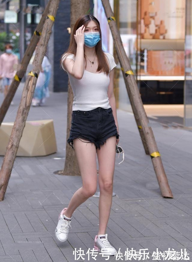 搭配|白色针织衫搭配黑色毛边裤,简约活泼,日常休闲
