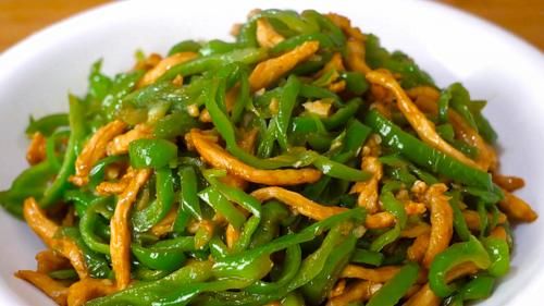 饭店的青椒肉丝好吃有技巧，很多人都不知道，大厨教你正确的做法