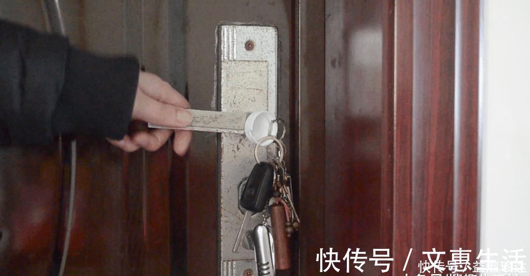 塑料|门把上粘个塑料瓶盖, 没想到还有这妙用, 家家户户都用得着