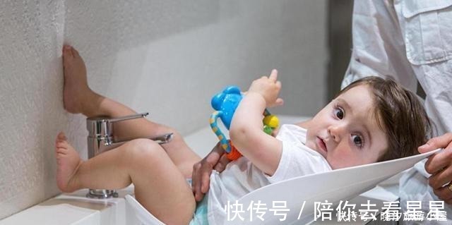 宝宝|宝宝拉臭臭后,第一步用水冲,还是用纸擦看看你做对了没