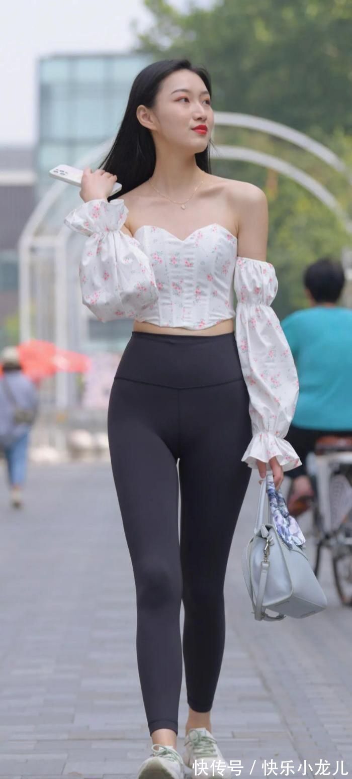 紧身 抹胸加上灯笼袖,再有瑜伽裤加持,小姐姐真的是有时尚气质