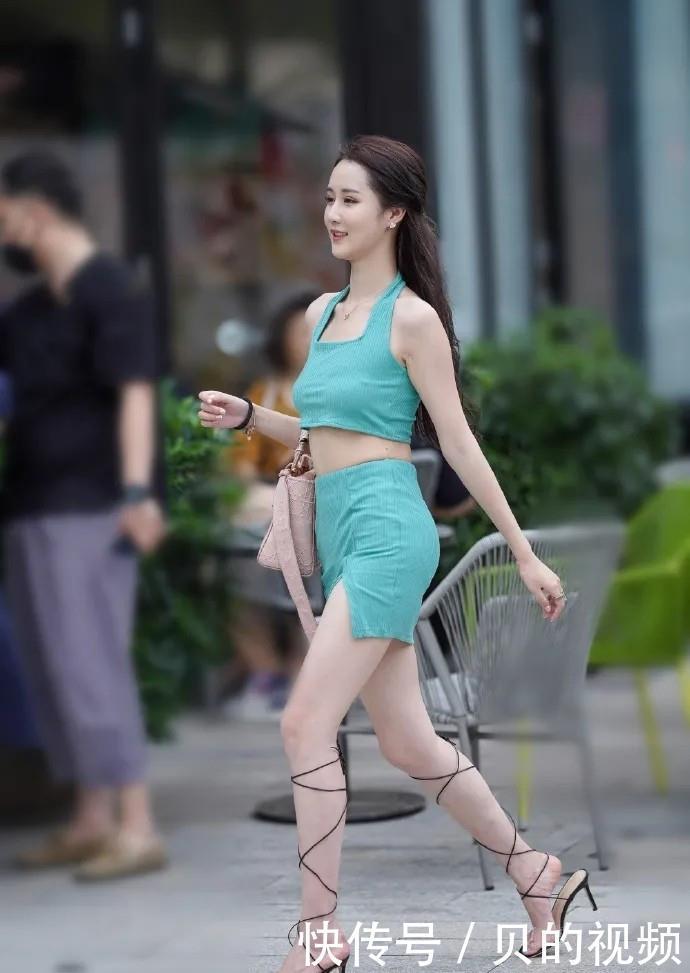 有型|怎样穿出吸睛又养眼的效果？短款上衣配半身裙就行，时尚又有型