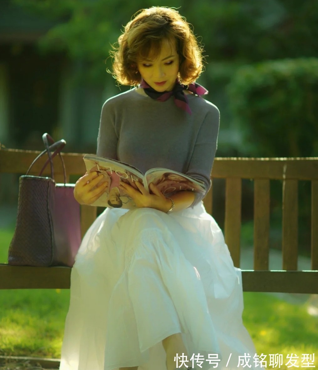 装嫩|奔六的女人无需刻意装嫩,学学这些博主的减龄穿搭,想不漂亮都难