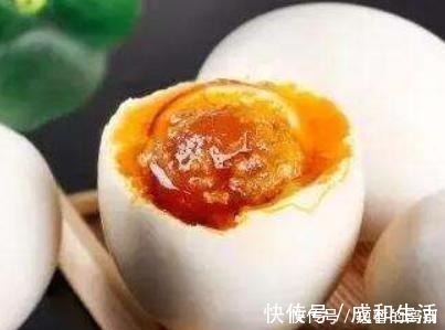 咸鸡蛋|腌咸鸡蛋时，只放盐就错了，学会“这5个”步骤，鸡蛋起沙又流油