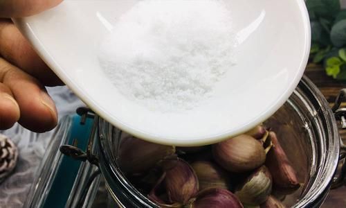 玻璃罐|保存大蒜时间久了就会干瘪或者发芽，该怎么保存才不会出现这种情况呢？