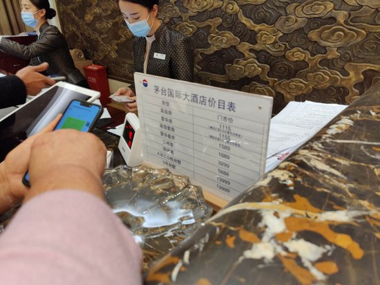 酒店|酒乡茅台的寄生族:撸酒的黄牛 酒店外蹲点的售酒人