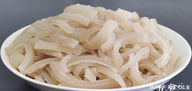 平时|平时做菜的时候“猪皮”不要扔了,用它来做菜,Q弹筋道,特实用