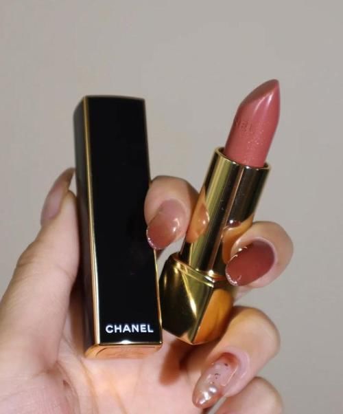 杏仁奶茶色|唇色深的女生,这几只热门色号别涂,色差严重还容易显黑!