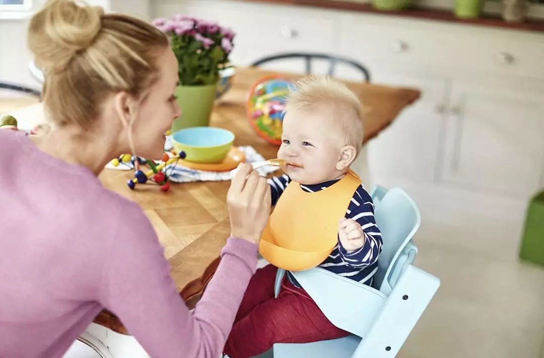 家长|几种错误的喂饭方法，很伤娃脾胃，诸多家长惯用后一种